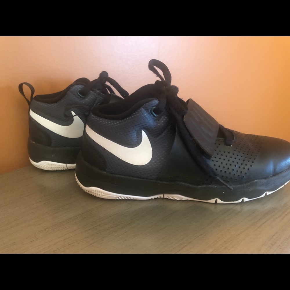 Boys size 4 Nike basketball shoes